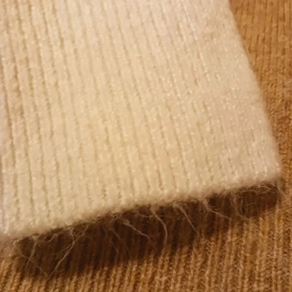 Vince Camuto soft snuggly tan and cream Cozy sweater. - Picture 6 of 10